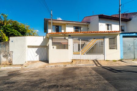 Casa à venda com 180m², 3 quartos e 2 vagas Casa à venda com 180m², 3 quartos e 2 vagasFachada