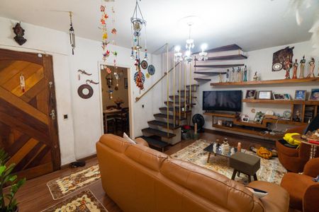 Casa à venda com 180m², 3 quartos e 2 vagas Casa à venda com 180m², 3 quartos e 2 vagasSala