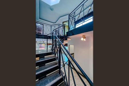 Casa para alugar com 600m², 4 quartos e 8 vagasEscada