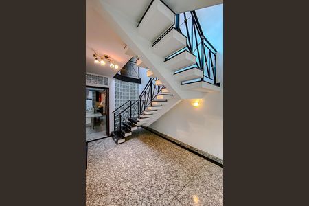 Casa para alugar com 600m², 4 quartos e 8 vagasEscada