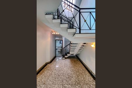 Casa para alugar com 600m², 4 quartos e 8 vagasEscada
