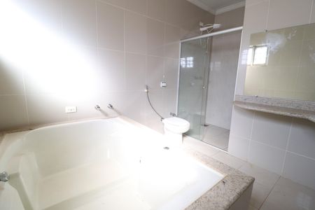 Casa para alugar com 340m², 5 quartos e 5 vagasBanheiro da Suíte 2