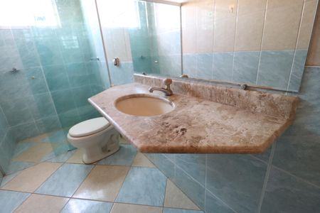 Casa para alugar com 340m², 5 quartos e 5 vagasBanheiro da Suíte 4