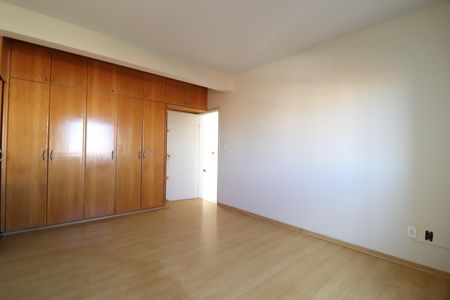 Casa para alugar com 340m², 5 quartos e 5 vagasSuíte 4