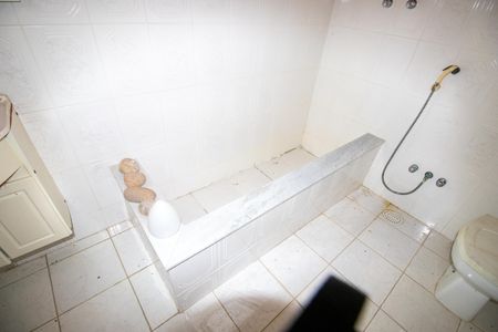 Casa de condomínio para alugar com 333m², 5 quartos e 2 vagasBanheiro da Suíte 