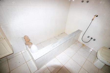 Casa de condomínio para alugar com 333m², 5 quartos e 2 vagasBanheiro da Suíte 