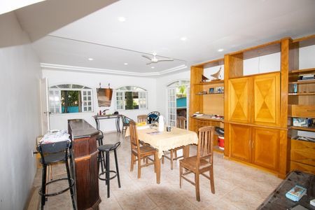 Sala de casa de condomínio para alugar com 5 quartos, 333m² em Vargem Grande, Rio de Janeiro