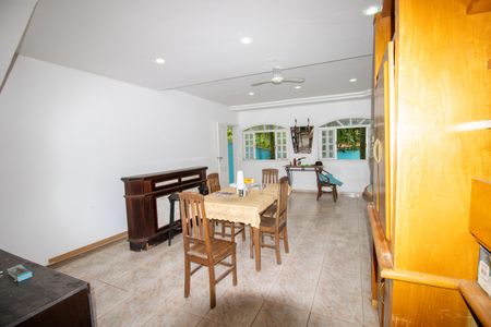 Casa de condomínio para alugar com 333m², 5 quartos e 2 vagasSala