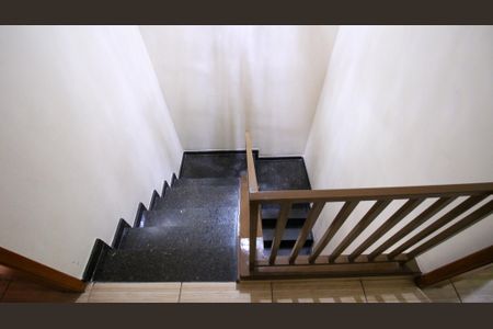 Casa à venda com 95m², 2 quartos e 2 vagas Casa à venda com 95m², 2 quartos e 2 vagasEscada