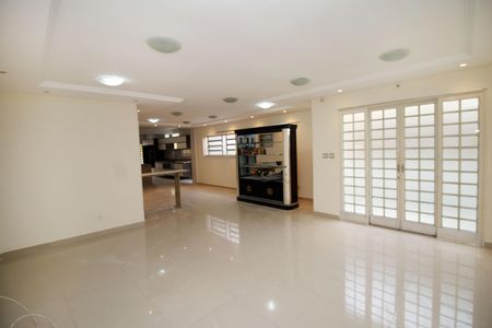 Sala de casa à venda com 2 quartos, 400m² em Irajá, Rio de Janeiro