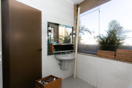 Casa à venda com 400m², 3 quartos e 8 vagasBanheiro da Suíte 2