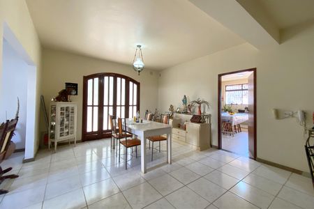 Casa à venda com 361m², 5 quartos e 8 vagas Casa à venda com 361m², 5 quartos e 8 vagasSala de Jantar