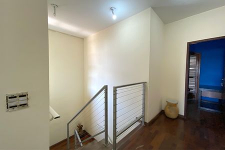 Casa à venda com 361m², 5 quartos e 8 vagas Casa à venda com 361m², 5 quartos e 8 vagasHall da Escada