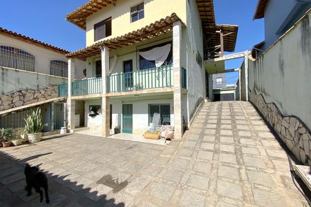 Casa à venda com 361m², 5 quartos e 8 vagas Casa à venda com 361m², 5 quartos e 8 vagasÁrea Externa