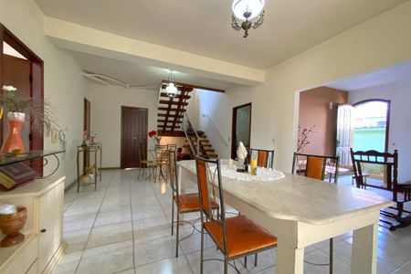 Casa à venda com 361m², 5 quartos e 8 vagas Casa à venda com 361m², 5 quartos e 8 vagasSala de Jantar