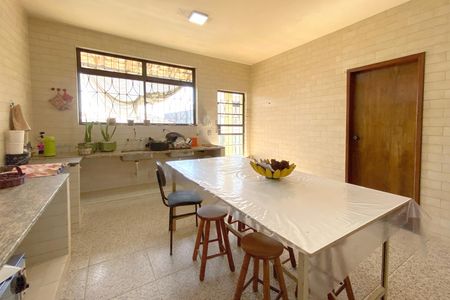 Casa à venda com 361m², 5 quartos e 8 vagas Casa à venda com 361m², 5 quartos e 8 vagasCozinha