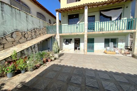 Casa à venda com 361m², 5 quartos e 8 vagas Casa à venda com 361m², 5 quartos e 8 vagasQuintal