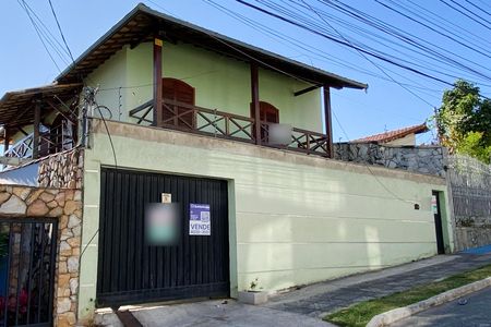 Casa à venda com 361m², 5 quartos e 8 vagas Casa à venda com 361m², 5 quartos e 8 vagasFachada