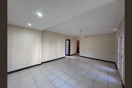 Casa para alugar com 130m², 3 quartos e 2 vagas Casa para alugar com 130m², 3 quartos e 2 vagasSala