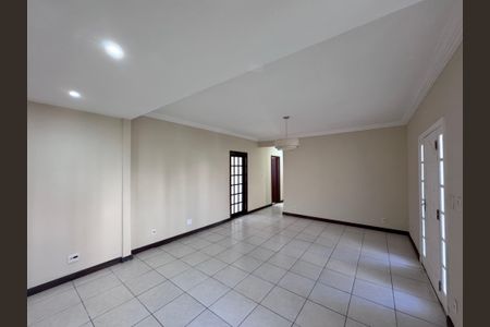 Casa para alugar com 130m², 3 quartos e 2 vagas Casa para alugar com 130m², 3 quartos e 2 vagasSala