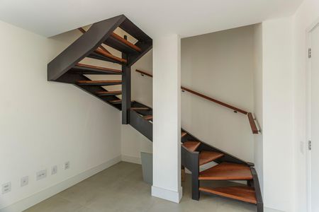 Apartamento para alugar com 75m², 2 quartos e 1 vaga Apartamento para alugar com 75m², 2 quartos e 1 vagaEscada