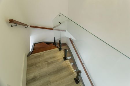 Apartamento para alugar com 75m², 2 quartos e 1 vaga Apartamento para alugar com 75m², 2 quartos e 1 vagaEscada