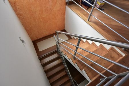 Casa de condomínio à venda com 250m², 3 quartos e 4 vagasEscada