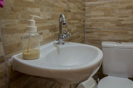 Casa à venda com 48m², 2 quartos e sem vaga Casa à venda com 48m², 2 quartos e sem vagaBanheiro de Serviço