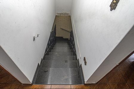 Casa à venda com 235m², 4 quartos e 4 vagasEscada