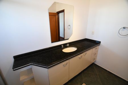 Casa de condomínio para alugar com 604m², 4 quartos e 6 vagasBanheiro da Suíte 3