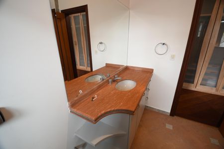 Casa de condomínio para alugar com 604m², 4 quartos e 6 vagasBanheiro da Suíte 2