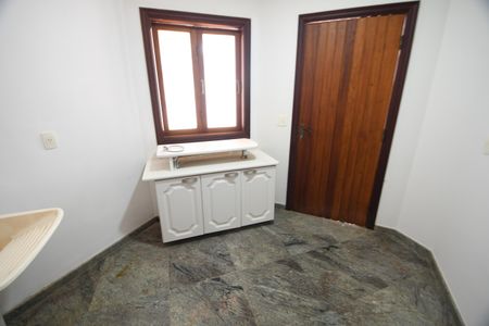 Casa de condomínio para alugar com 604m², 4 quartos e 6 vagasÁrea de Serviço