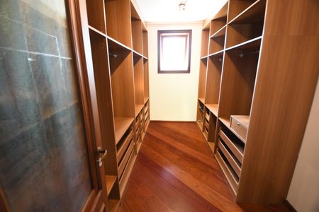 Casa de condomínio para alugar com 604m², 4 quartos e 6 vagasSuíte 4 - Closet