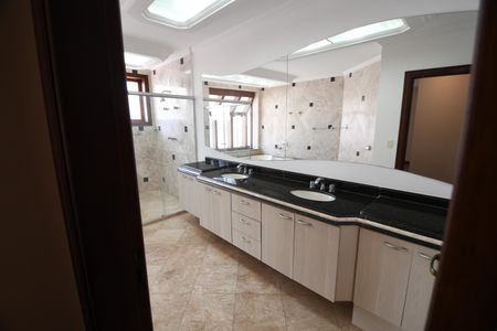 Casa de condomínio para alugar com 604m², 4 quartos e 6 vagasBanheiro da Suíte 1