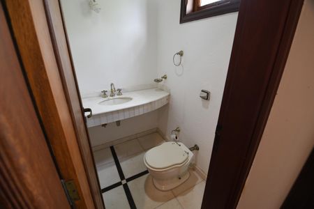 Casa de condomínio para alugar com 604m², 4 quartos e 6 vagasLavabo