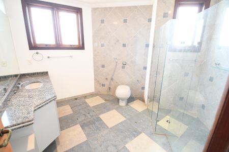 Casa de condomínio para alugar com 604m², 4 quartos e 6 vagasBanheiro da Suíte 4