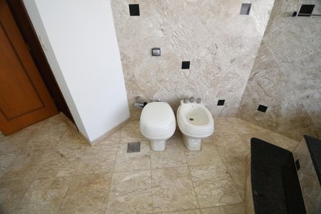 Casa de condomínio para alugar com 604m², 4 quartos e 6 vagasBanheiro da Suíte 1