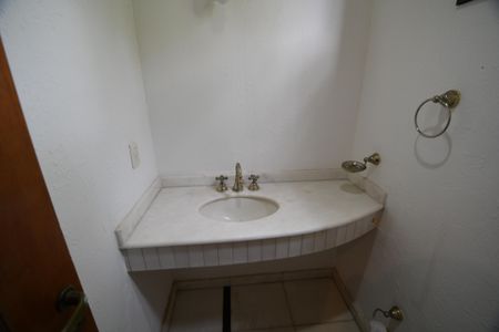 Casa de condomínio para alugar com 604m², 4 quartos e 6 vagasLavabo