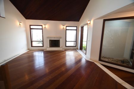 Casa de condomínio para alugar com 604m², 4 quartos e 6 vagasSala