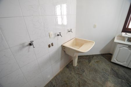 Casa de condomínio para alugar com 604m², 4 quartos e 6 vagasÁrea de Serviço