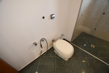 Casa de condomínio para alugar com 604m², 4 quartos e 6 vagasBanheiro da Suíte 3