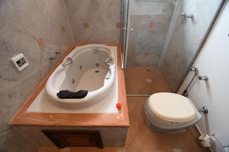 Casa de condomínio para alugar com 604m², 4 quartos e 6 vagasBanheiro da Suíte 2