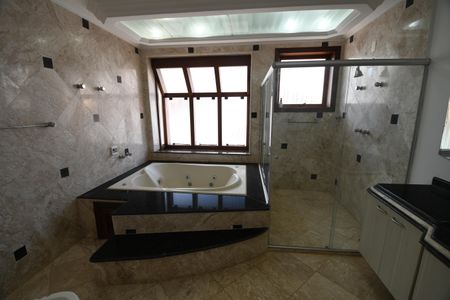 Casa de condomínio para alugar com 604m², 4 quartos e 6 vagasBanheiro da Suíte 1