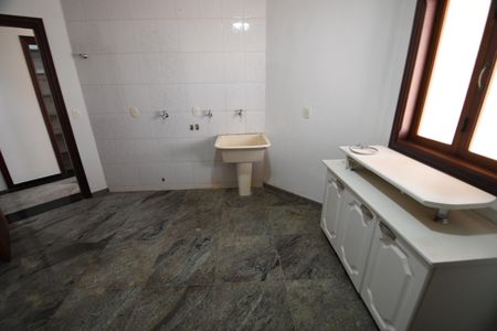 Casa de condomínio para alugar com 604m², 4 quartos e 6 vagasÁrea de Serviço