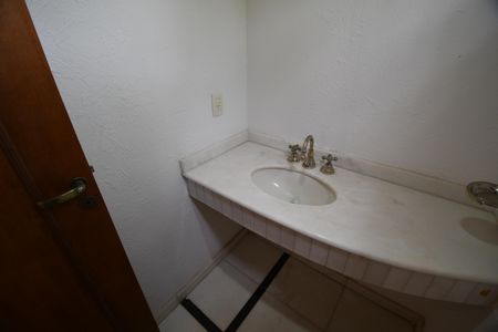 Casa de condomínio para alugar com 604m², 4 quartos e 6 vagasLavabo