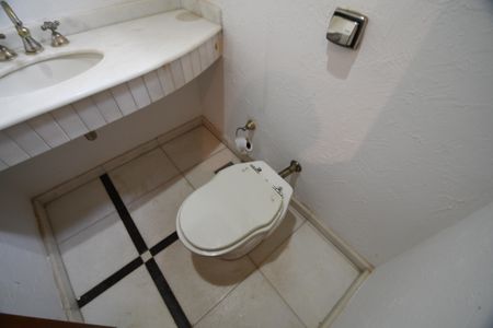 Casa de condomínio para alugar com 604m², 4 quartos e 6 vagasLavabo