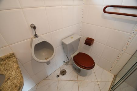 Casa de condomínio para alugar com 604m², 4 quartos e 6 vagasBanheiro da Piscina