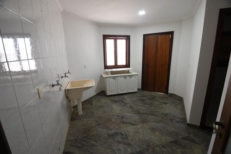 Casa de condomínio para alugar com 604m², 4 quartos e 6 vagasÁrea de Serviço
