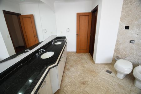 Casa de condomínio para alugar com 604m², 4 quartos e 6 vagasBanheiro da Suíte 1