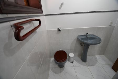 Casa de condomínio para alugar com 604m², 4 quartos e 6 vagasBanheiro de serviço